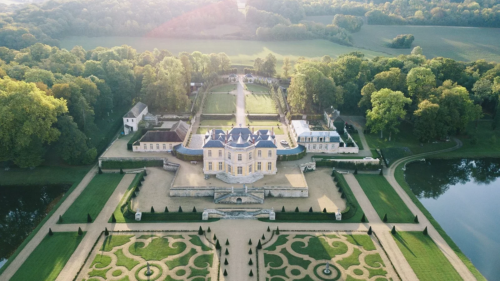 chateau-de-villette-wedding-venue-france-destination-weddings-location-near-Paris-min